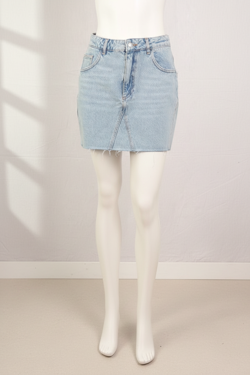 Mini-jupe en jean bleu clair Frippindealz avec fermeture boutonnée et poches plaquées, style vintage Y2K
