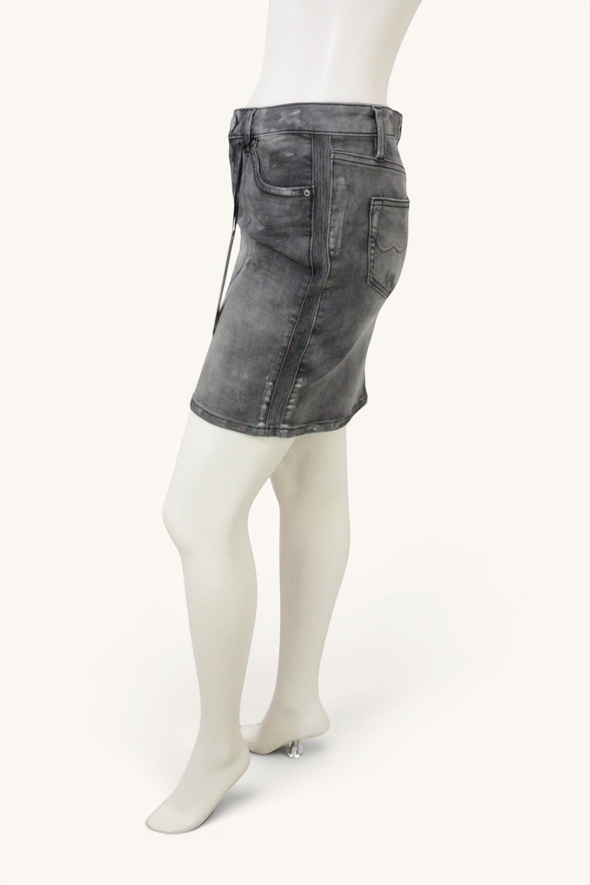 Mini jupe en jean gris acid wash Frippindealz avec détails usés, coupe droite stretch sur mannequin