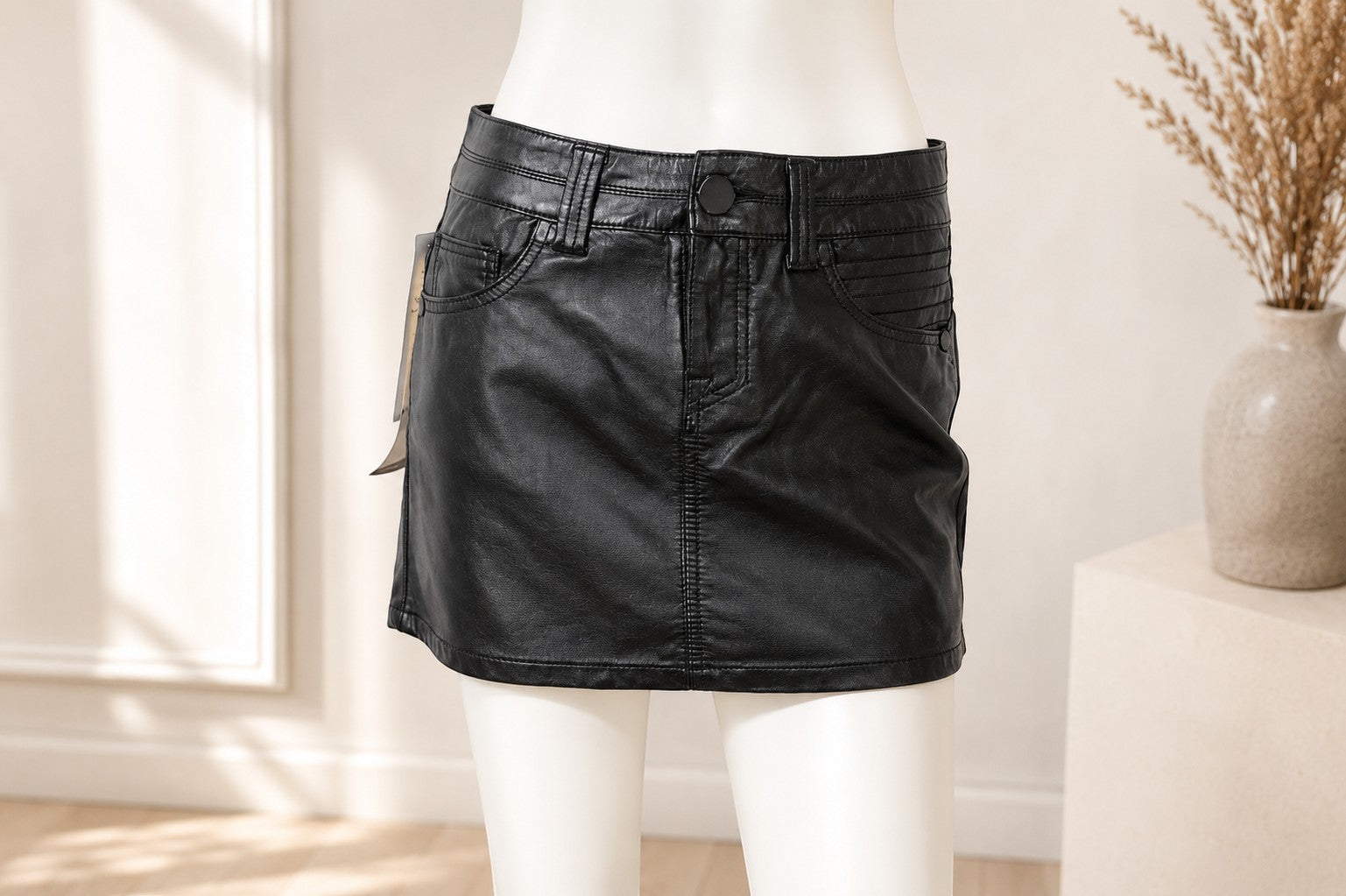 Frippindealz Mini-jupe noire Bisous d'Ève effet cuir, prototype unique, taille M, avec surpiqûres et zip argenté.