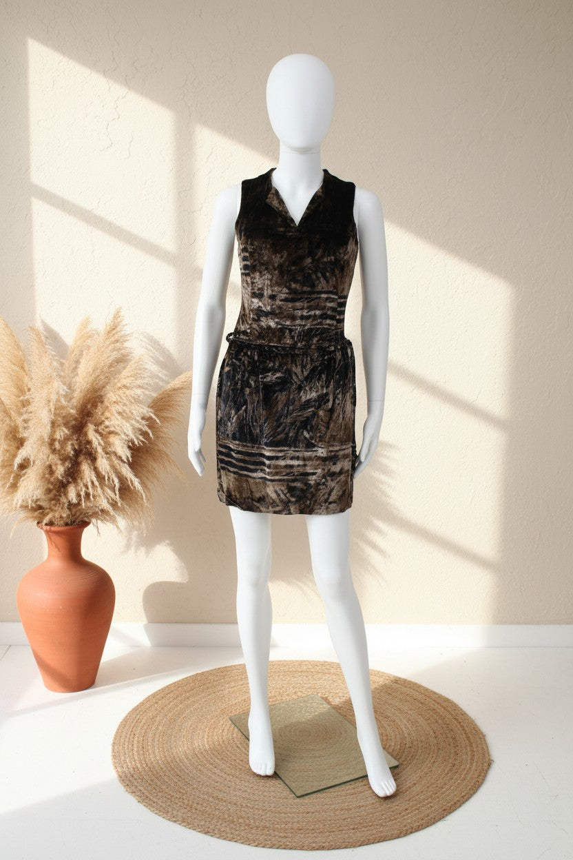 Mini robe Cesaro Frippindealz en velours dévoré marron et noir, sans manches avec col en V sur mannequin