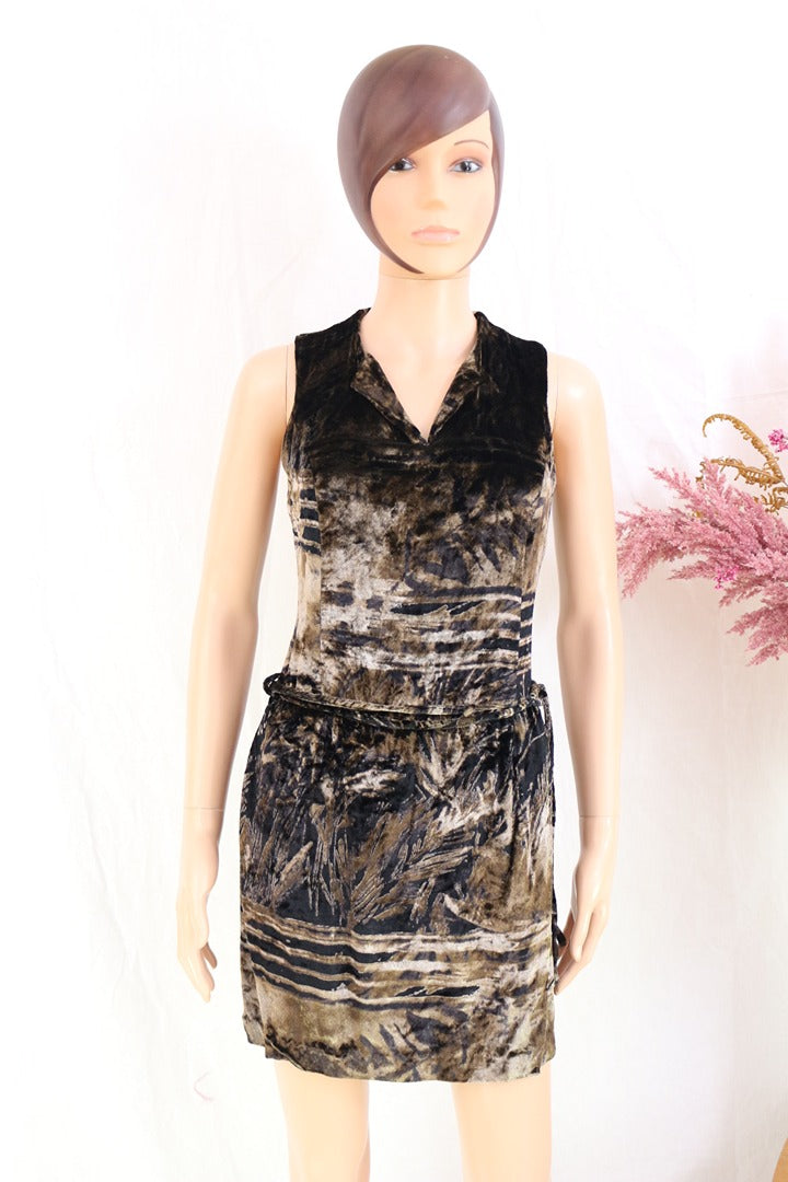 Mini robe Cesaro Frippindealz en velours dévoré marron et noir, sans manches avec col en V sur mannequin