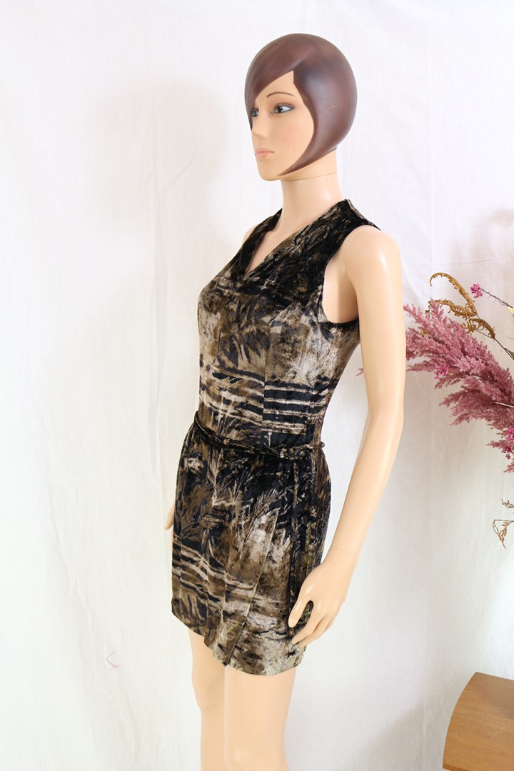Mini robe Cesaro Frippindealz en velours dévoré marron et noir, sans manches avec col en V sur mannequin