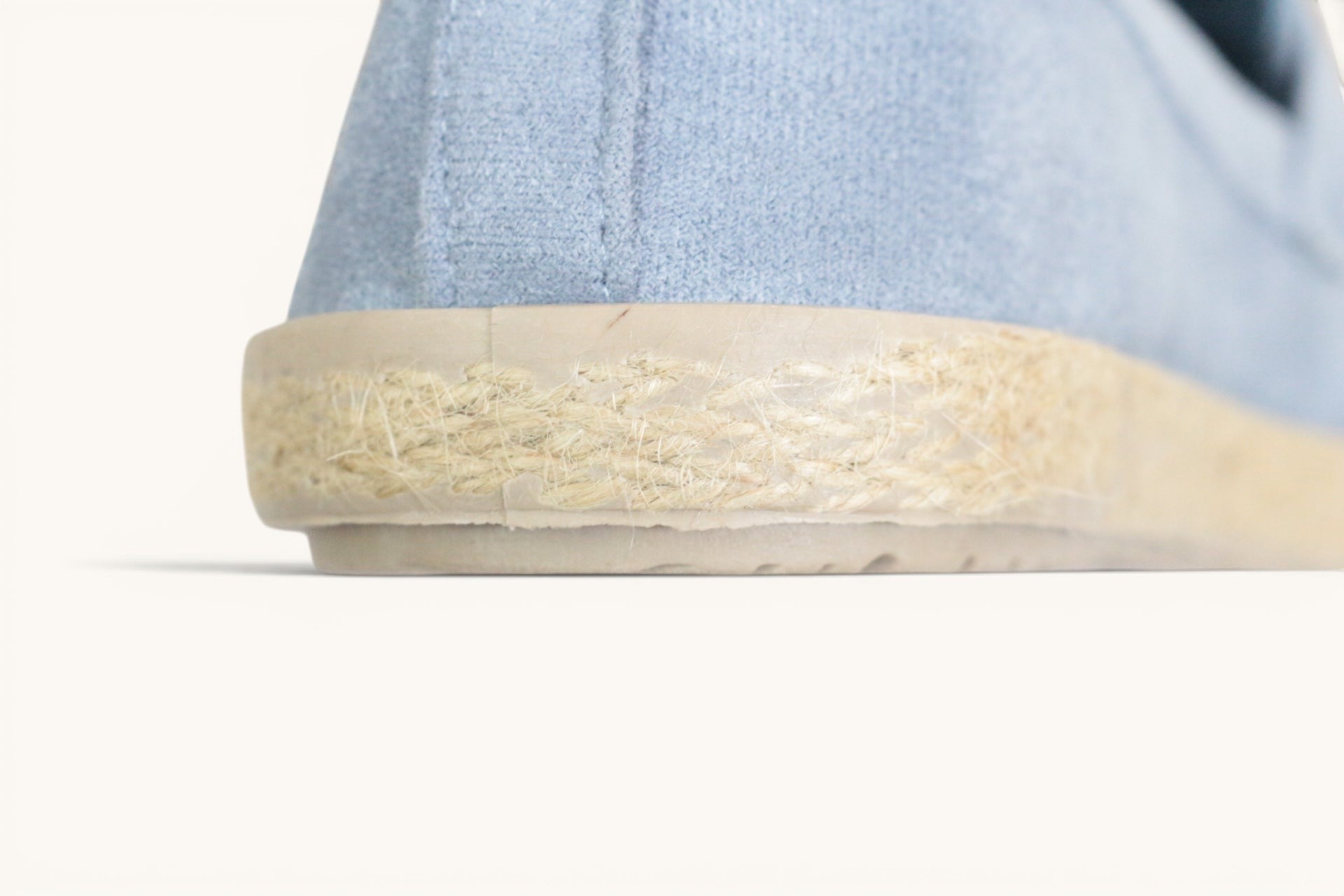 Gros plan sur le talon d'un mocassin Frippindealz Kadiman bleu ciel effet daim avec semelle tressée façon corde