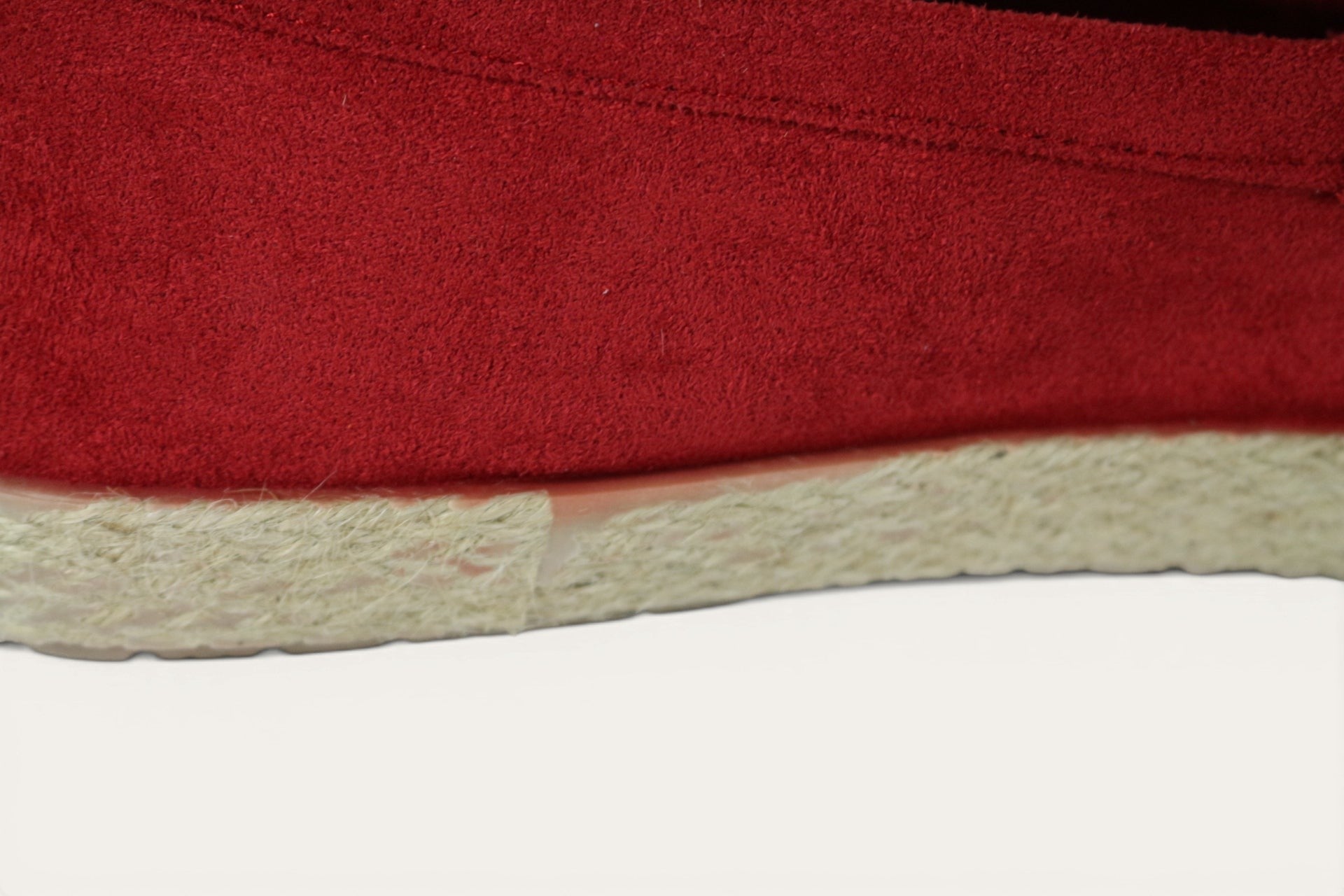 Gros plan sur un mocassin Frippindealz rouge effet daim avec une semelle tressée façon corde style espadrille