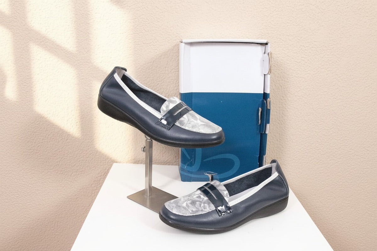 Mocassins Pharma Confort Frippindealz en cuir bleu marine et blanc avec motif fleuri et semelle souple