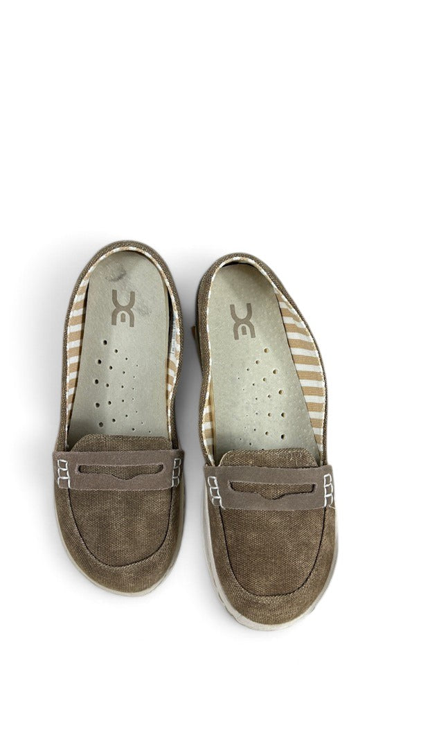 Mocassins Frippindealz Hey Dude en toile marron avec semelle blanche et doublure rayée, style décontracté.