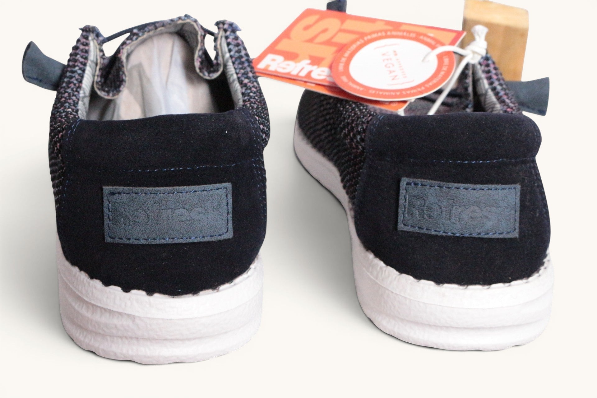 Mocassins Frippindealz Refresh bleu marine en textile avec étiquette, vue arrière montrant la semelle blanche