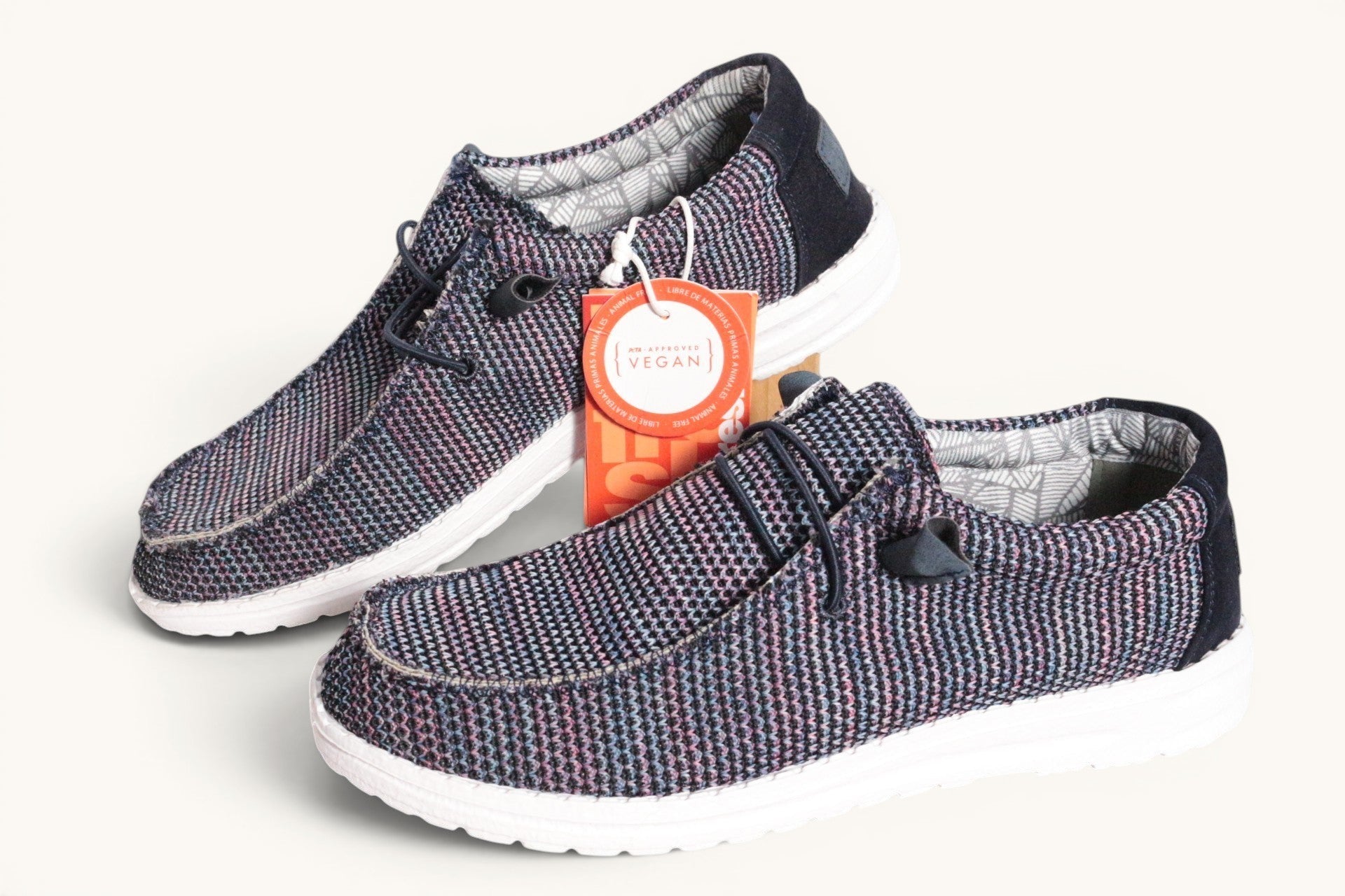 Mocassins Frippindealz Refresh bleu marine en textile tissé avec semelle blanche légère et étiquette vegan