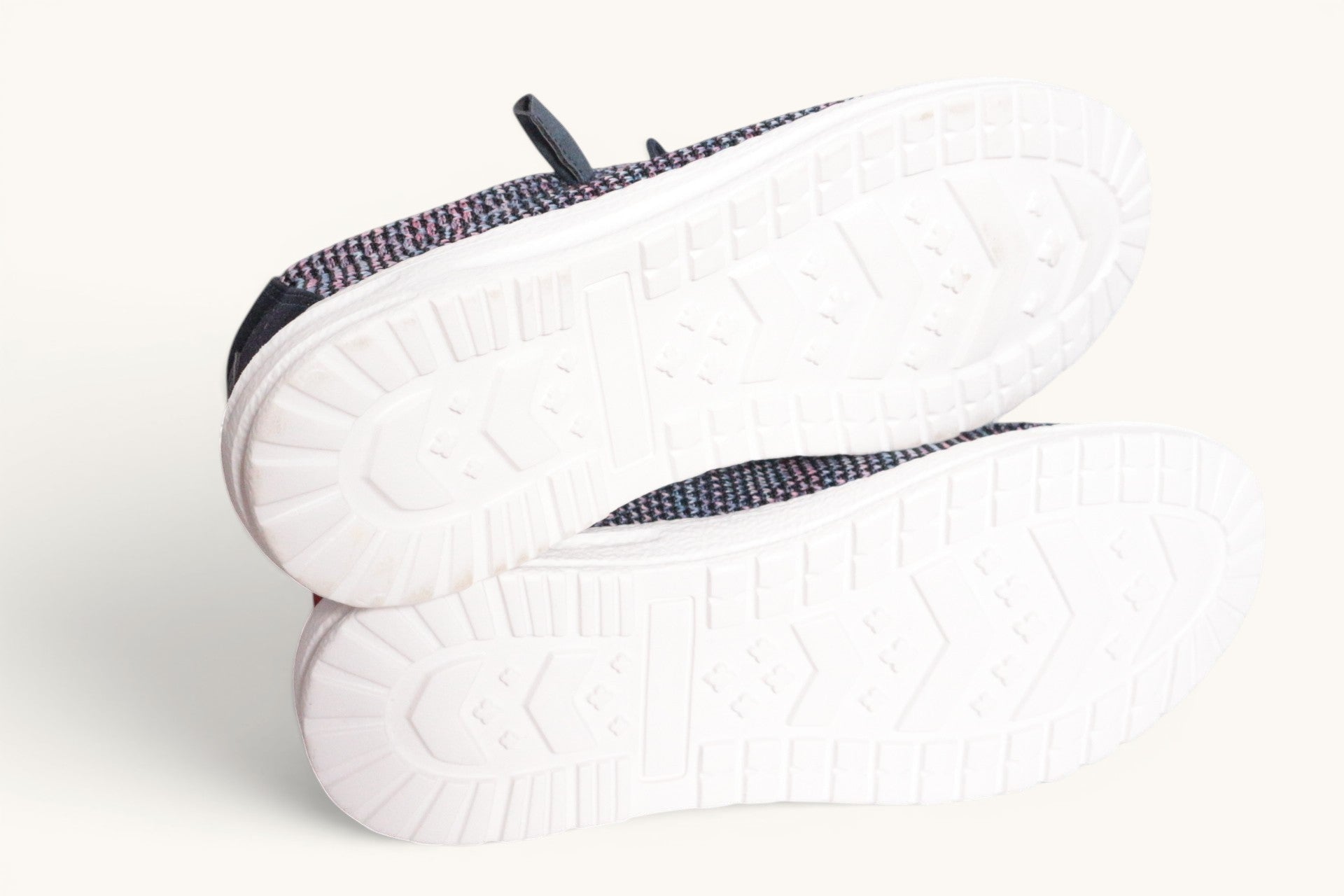 Mocassins Frippindealz Refresh bleu marine en textile avec semelles blanches légères, vue de dessous