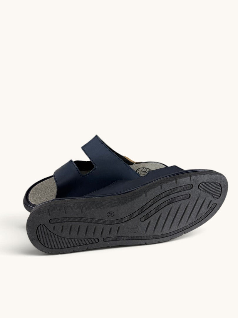 Mules Arizona Frippindealz bleu marine avec semelle antidérapante texturée et doubles brides ajustables