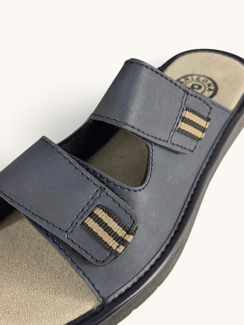 Mules Arizona Frippindealz bleu marine avec doubles brides ajustables et détails rayés, semelle intérieure en cuir.