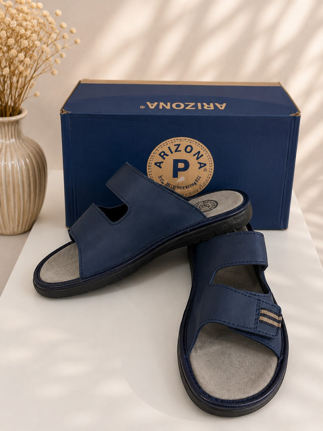 Mules Arizona bleu marine Frippindealz avec doubles brides, semelle en cuir et boîte d'origine sur fond clair