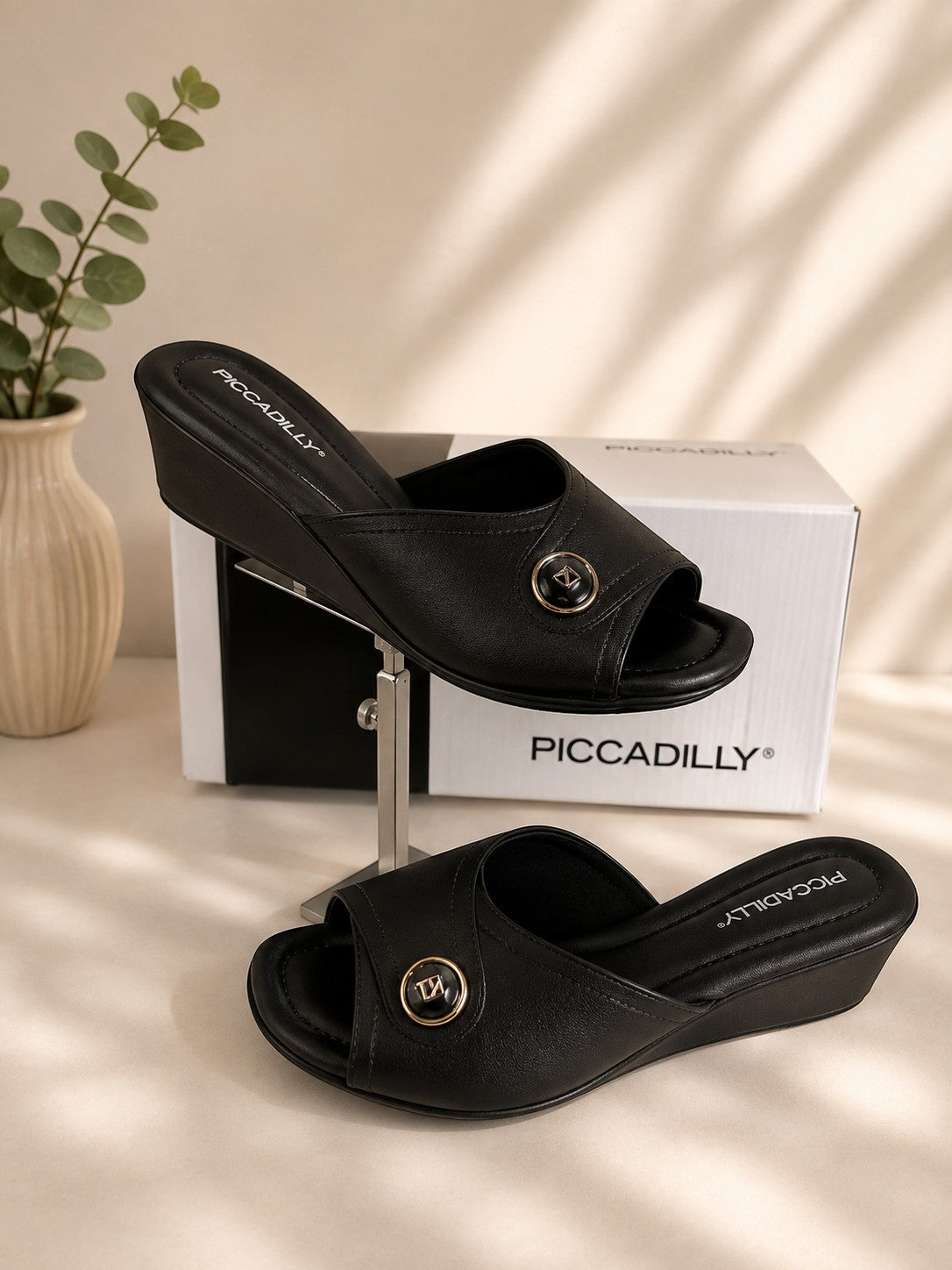Mules compensées noires Frippindealz en simili cuir avec bouton décoratif doré et semelle confortable