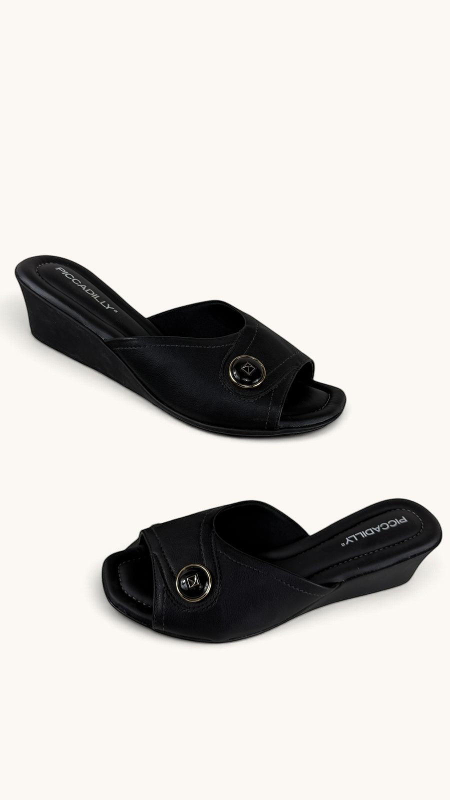 Mules compensées Frippindealz Piccadilly noires en simili cuir avec bride large et bouton décoratif doré