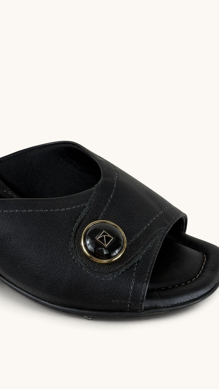 Mules compensées noires Frippindealz en simili cuir avec bride large et bouton décoratif doré et noir