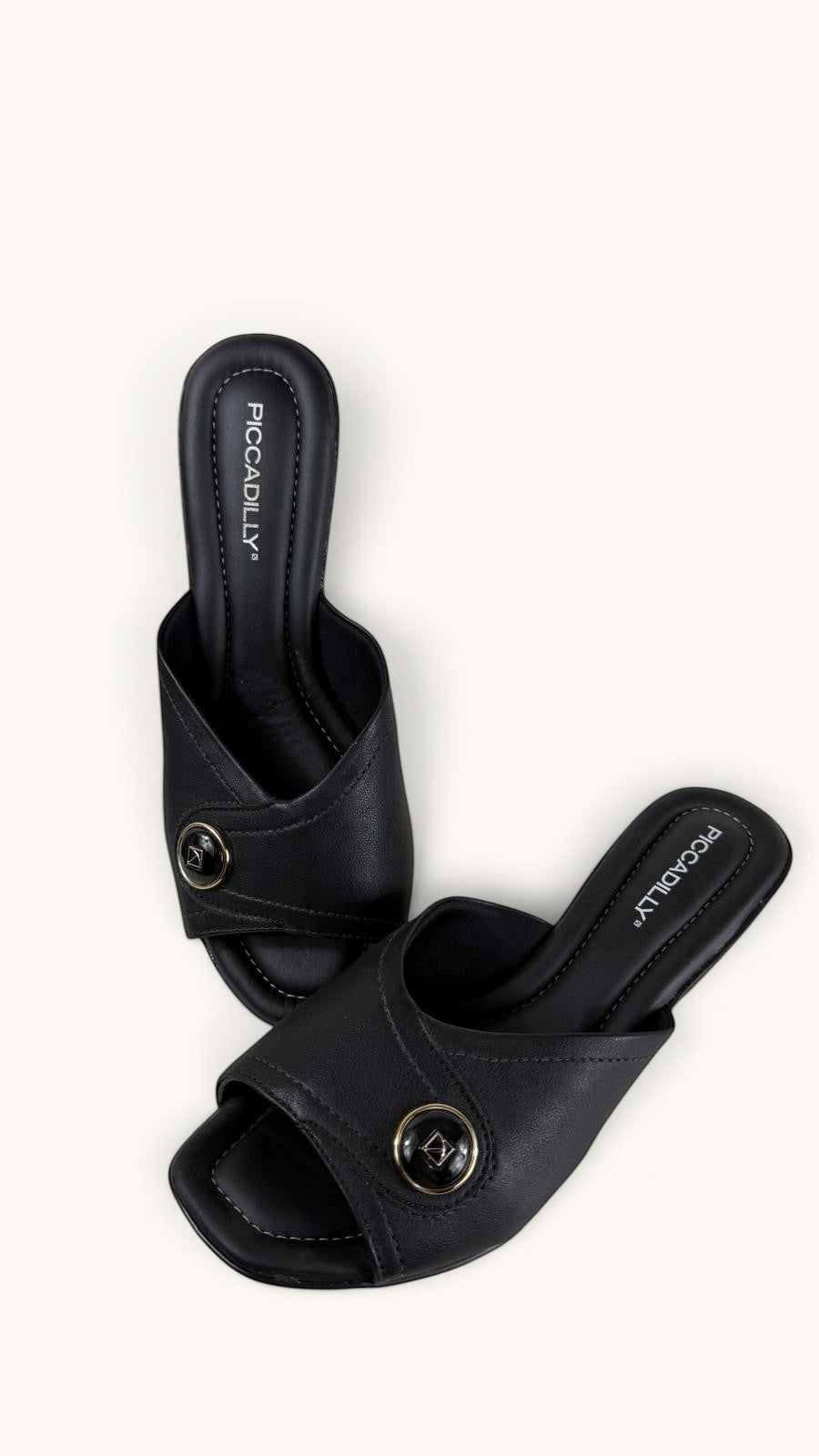 Mules compensées noires Frippindealz en simili cuir avec bride large, bouton décoratif doré et semelle confortable