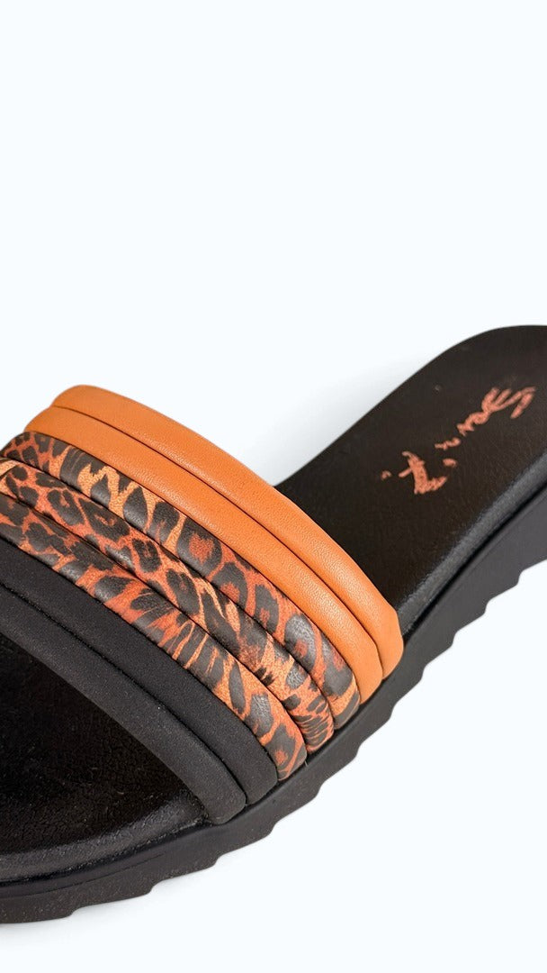 Mules Frippindealz Seven7 à brides rembourrées motif léopard et détails camel avec semelle noire crantée