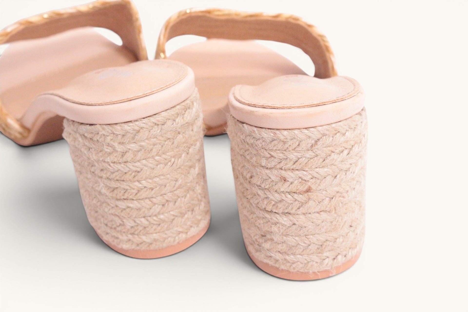 Frippindealz Mules Marquiiz en cuir synthétique beige avec talon compensé tressé de 7 cm.
