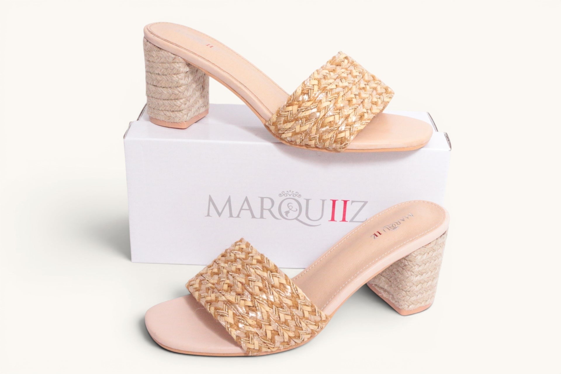 Frippindealz Mules Marquiiz en cuir synthétique beige avec talon compensé tressé de 7 cm. Neuves.