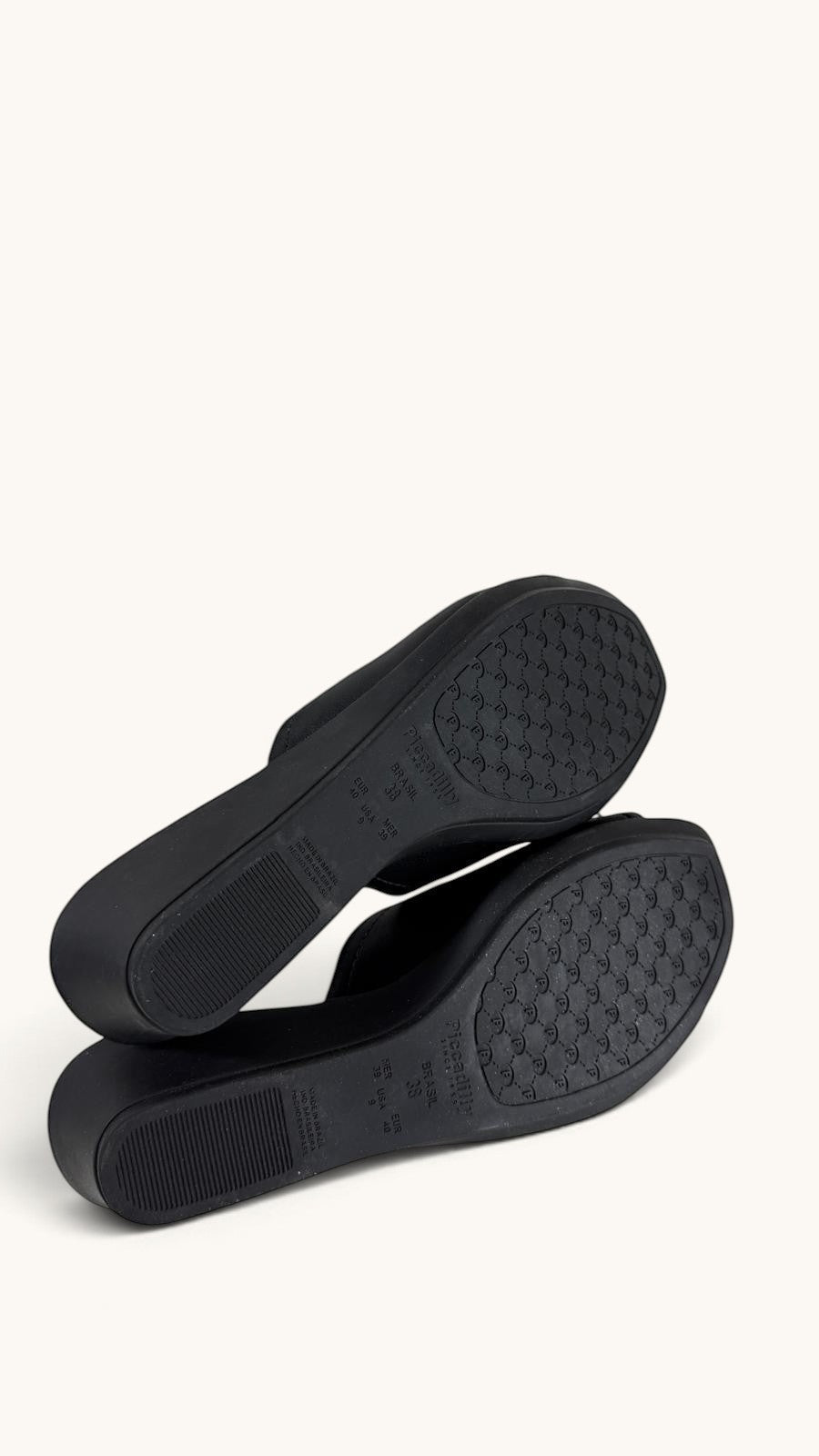 Semelles antidérapantes texturées des mules compensées noires Frippindealz Piccadilly avec marquage de taille 38