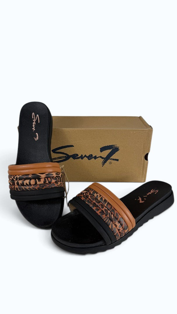 Mules Frippindealz Seven7 à motif léopard avec brides camel et noires et semelle ergonomique devant leur boîte