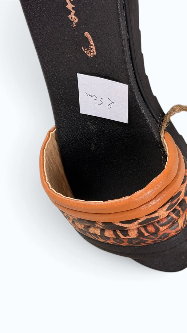 Mules Seven7 Frippindealz avec bride rembourrée imprimé léopard et détails camel sur semelle ergonomique noire
