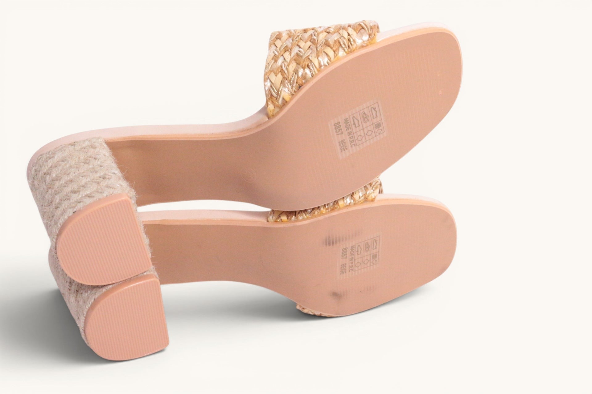 Frippindealz Mules à talon compensé en paille tressée beige, bout ouvert, talon de 7 cm, style estival.