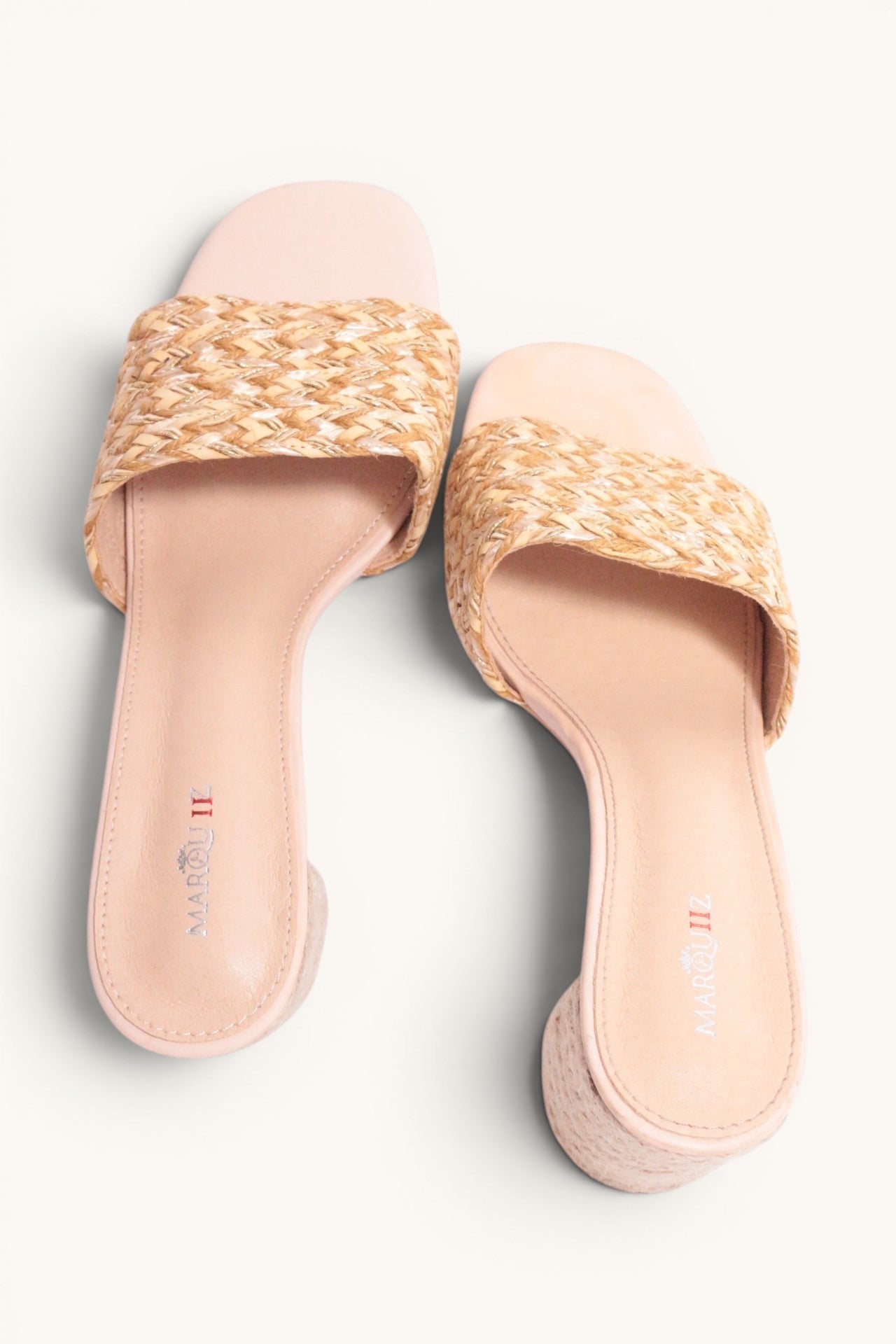 Frippindealz Mules à talon compensé en cuir synthétique rose pâle avec bride tressée en raphia beige. Neuves.