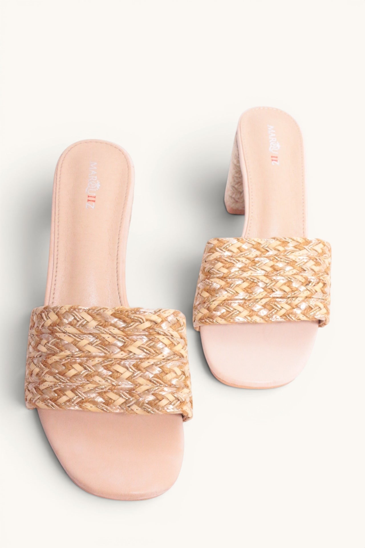 Frippindealz Mules à talon compensé en cuir synthétique tressé beige et rose, neuves.