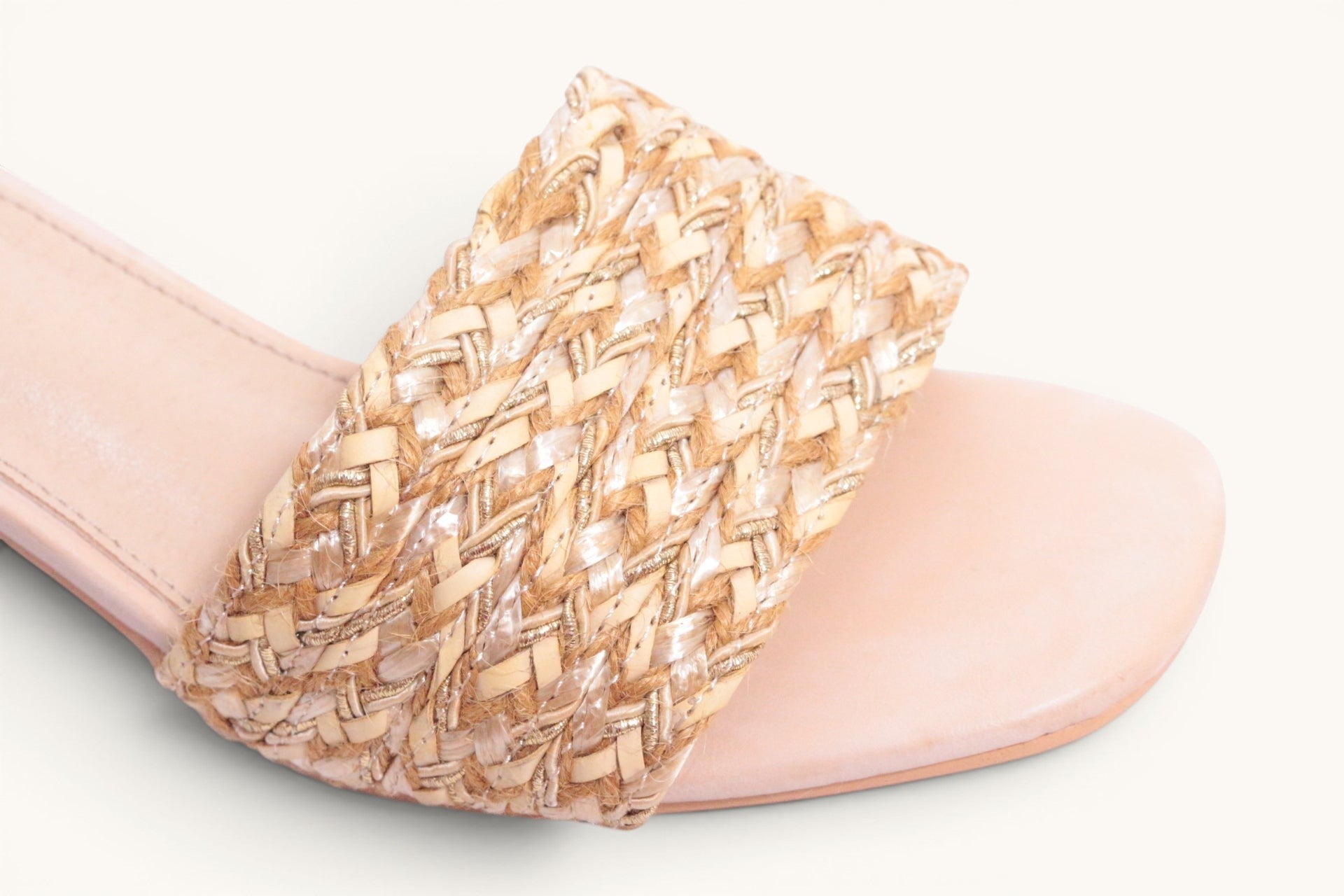 Frippindealz Mules à talon tressées en cuir synthétique rose pâle avec détails dorés, neuves.