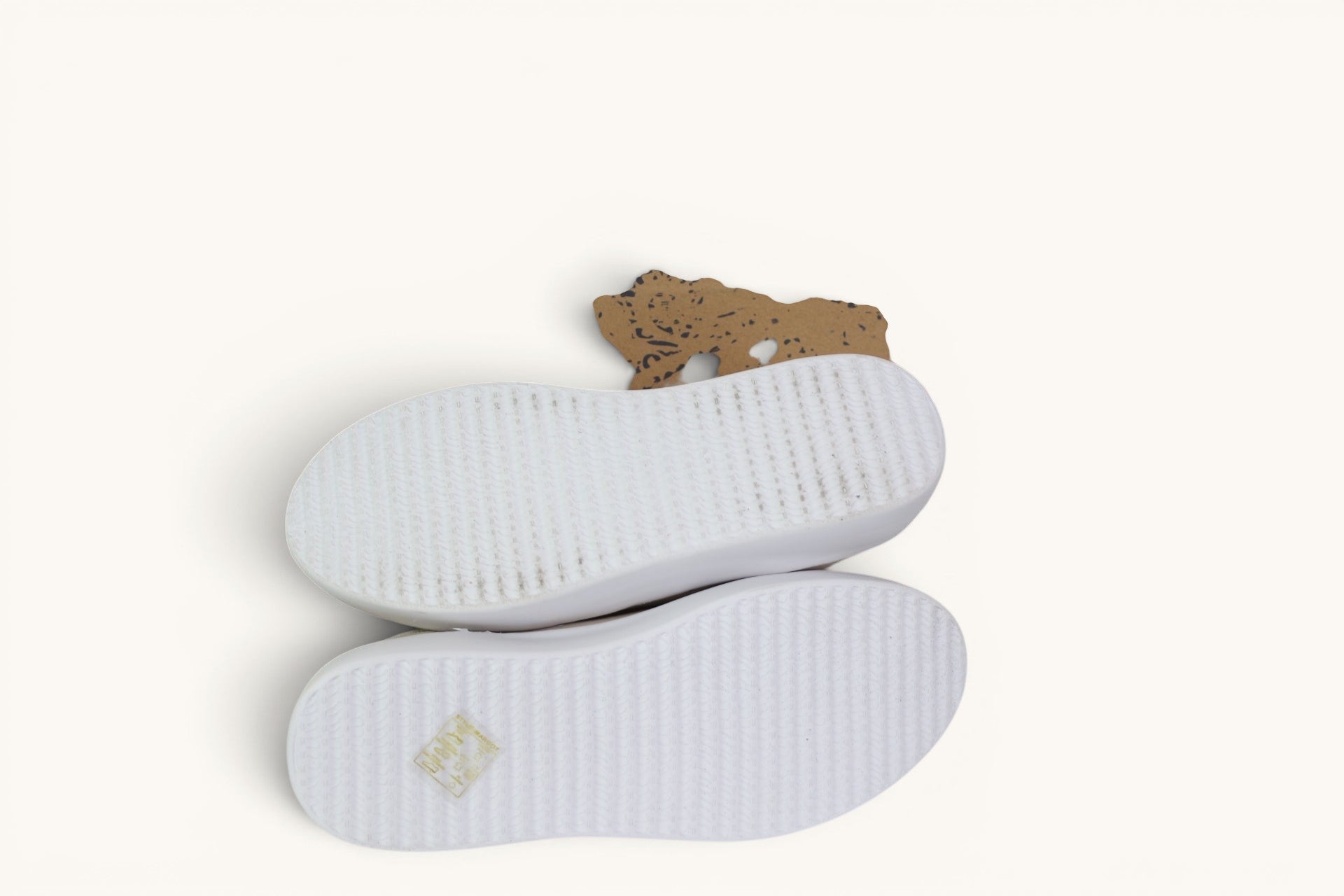 Semelles blanches crantées des baskets plateforme Frippindealz Musse & Cloud Margot en cuir nude