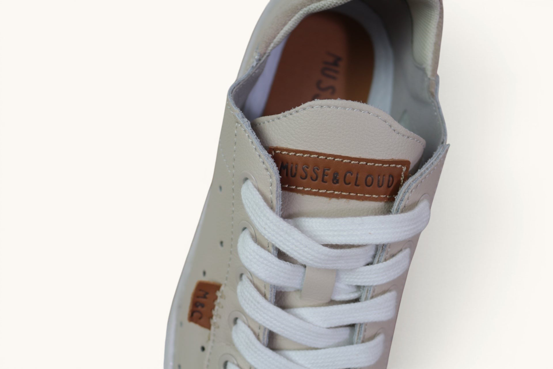 Sneakers plateforme Frippindealz Musse & Cloud Margot en cuir nude avec lacets blancs et détails perforés