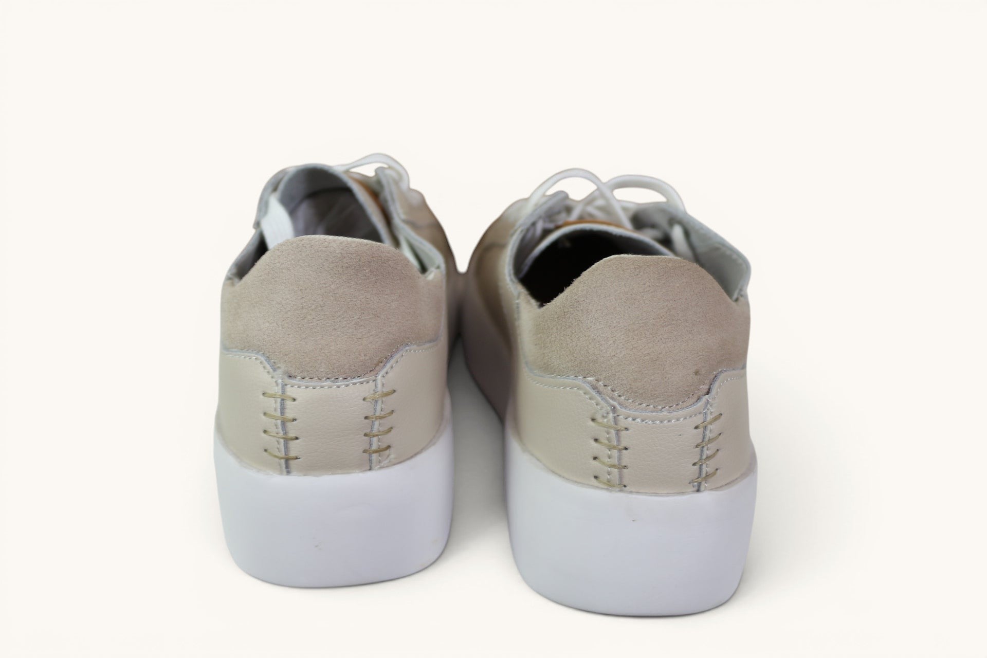 Vue arrière des sneakers plateforme Frippindealz Musse & Cloud Margot en cuir nude avec détails surpiqués