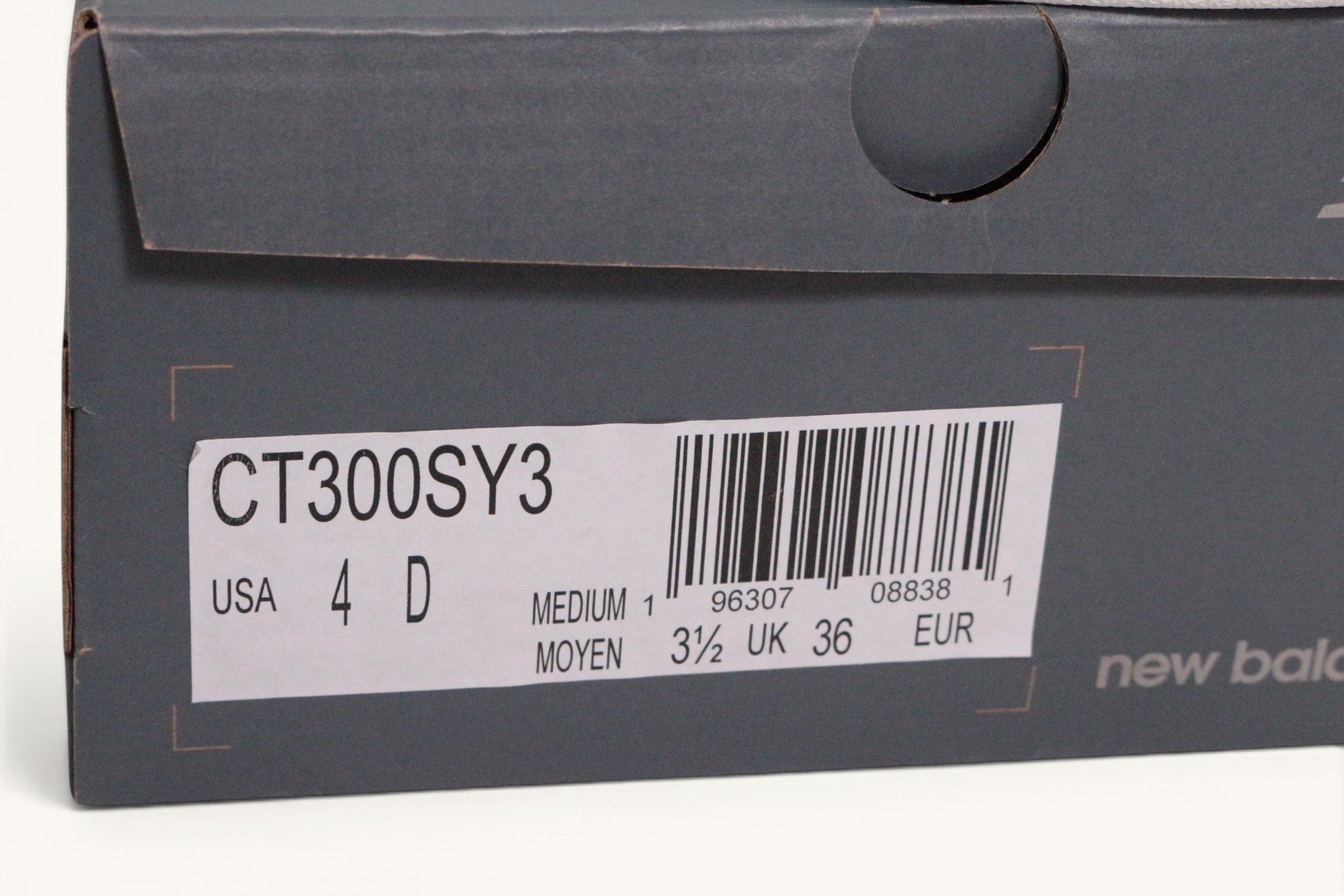 Boîte à chaussures Frippindealz New Balance CT300SY3 avec étiquette de taille 36 et code-barres