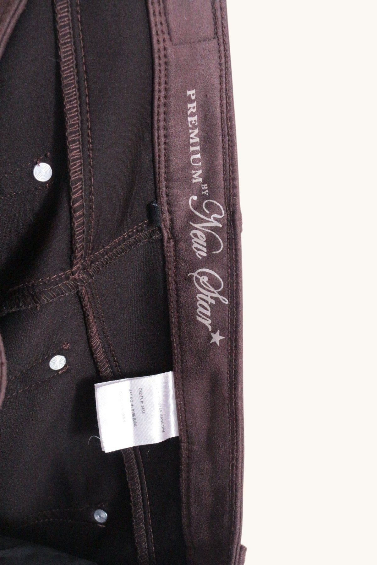 Gros plan sur l'étiquette intérieure et la ceinture du pantalon bordeaux Frippindealz New Star en polyester