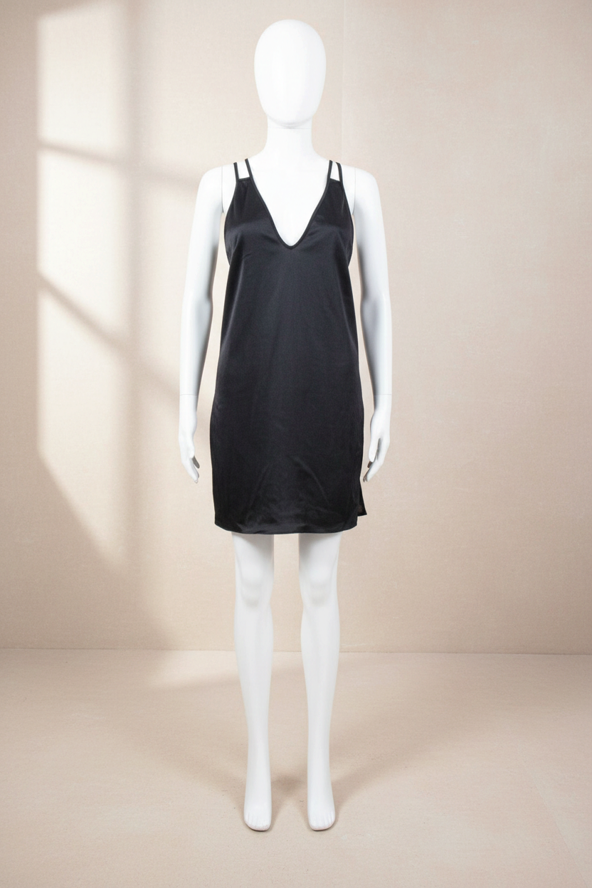 Nuisette noire Venca en polyamide avec décolleté plongeant sur mannequin, style élégant et minimaliste