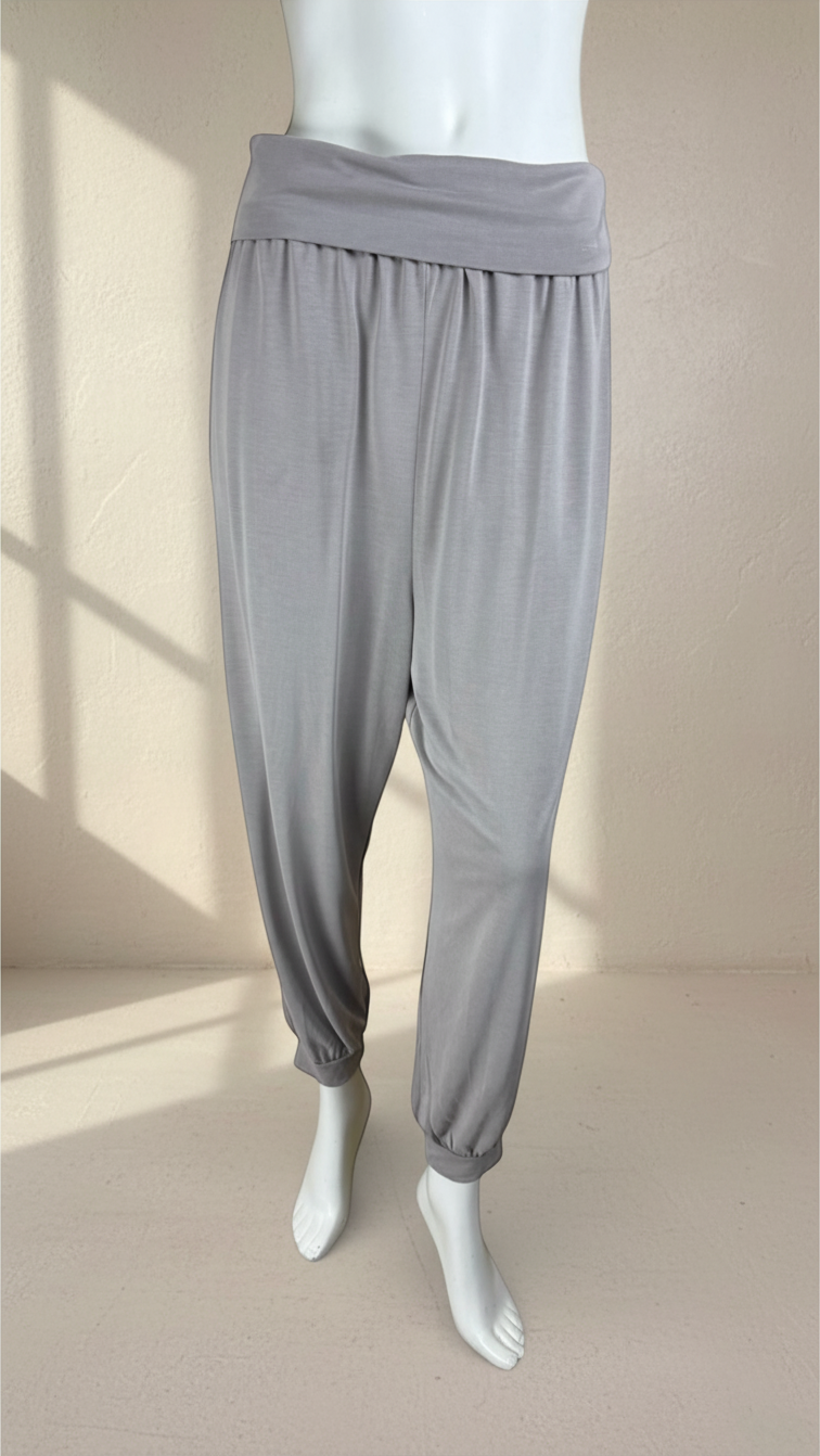 Pantalon Frippindealz Oysho taupe en modal et polyester avec taille élastique large et chevilles resserrées