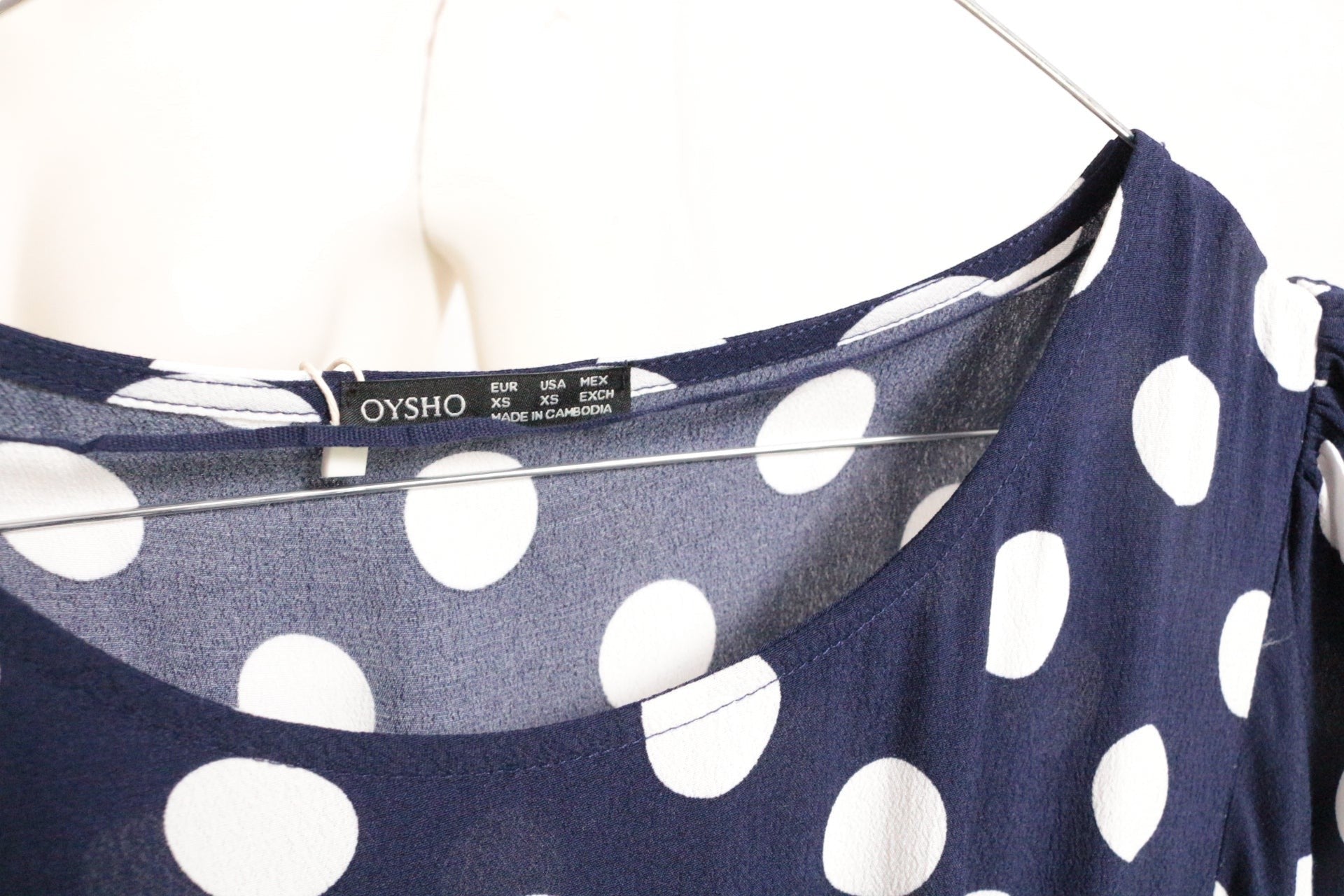 Robe longue Oysho bleu marine à pois blancs en viscose, taille XS. Style rétro chic.
