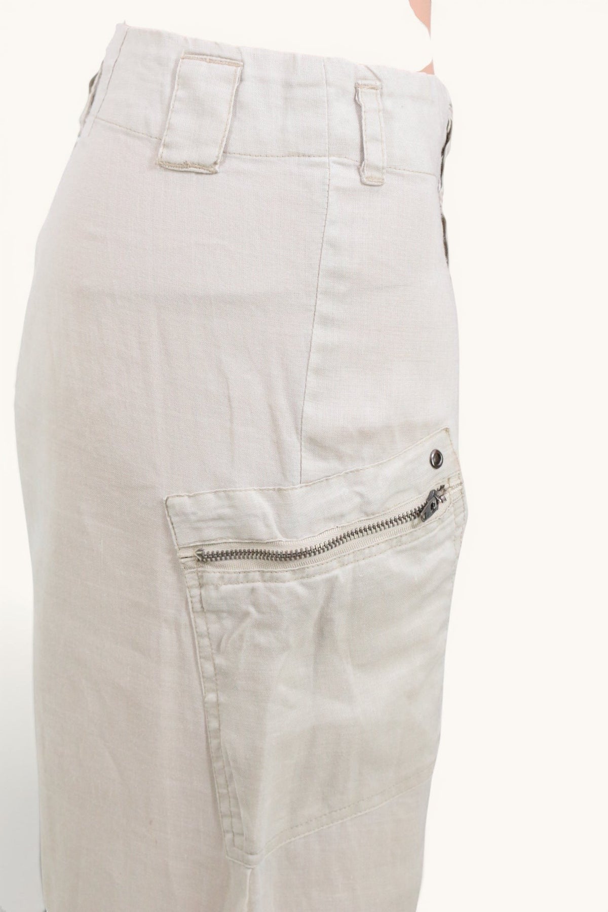 Pantalon beige en ramie Frippindealz avec poche zippée latérale, coupe droite et taille haute pour un style chic.