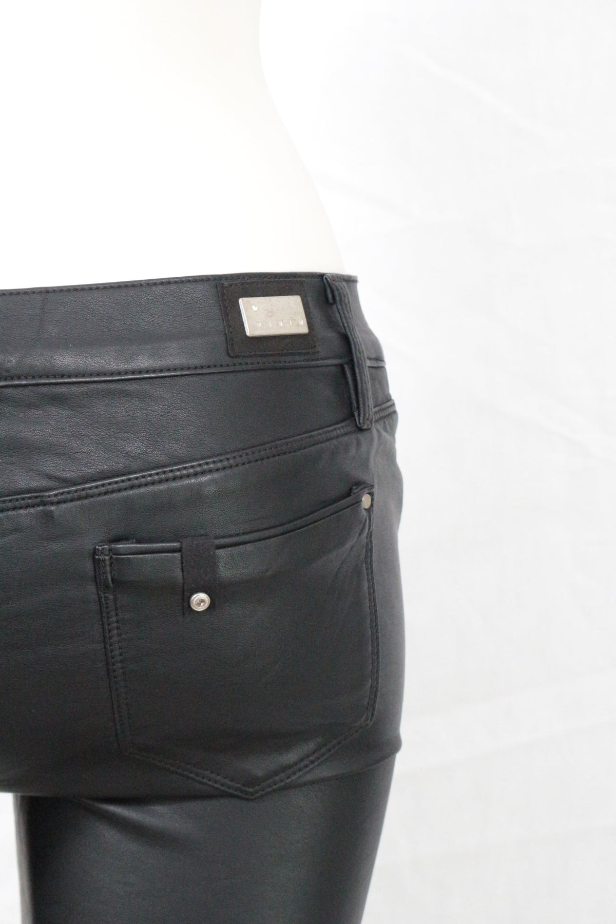 Pantalon biker noir en cuir Love Denim par Frippindealz avec détails de poches et plaque métallique argentée