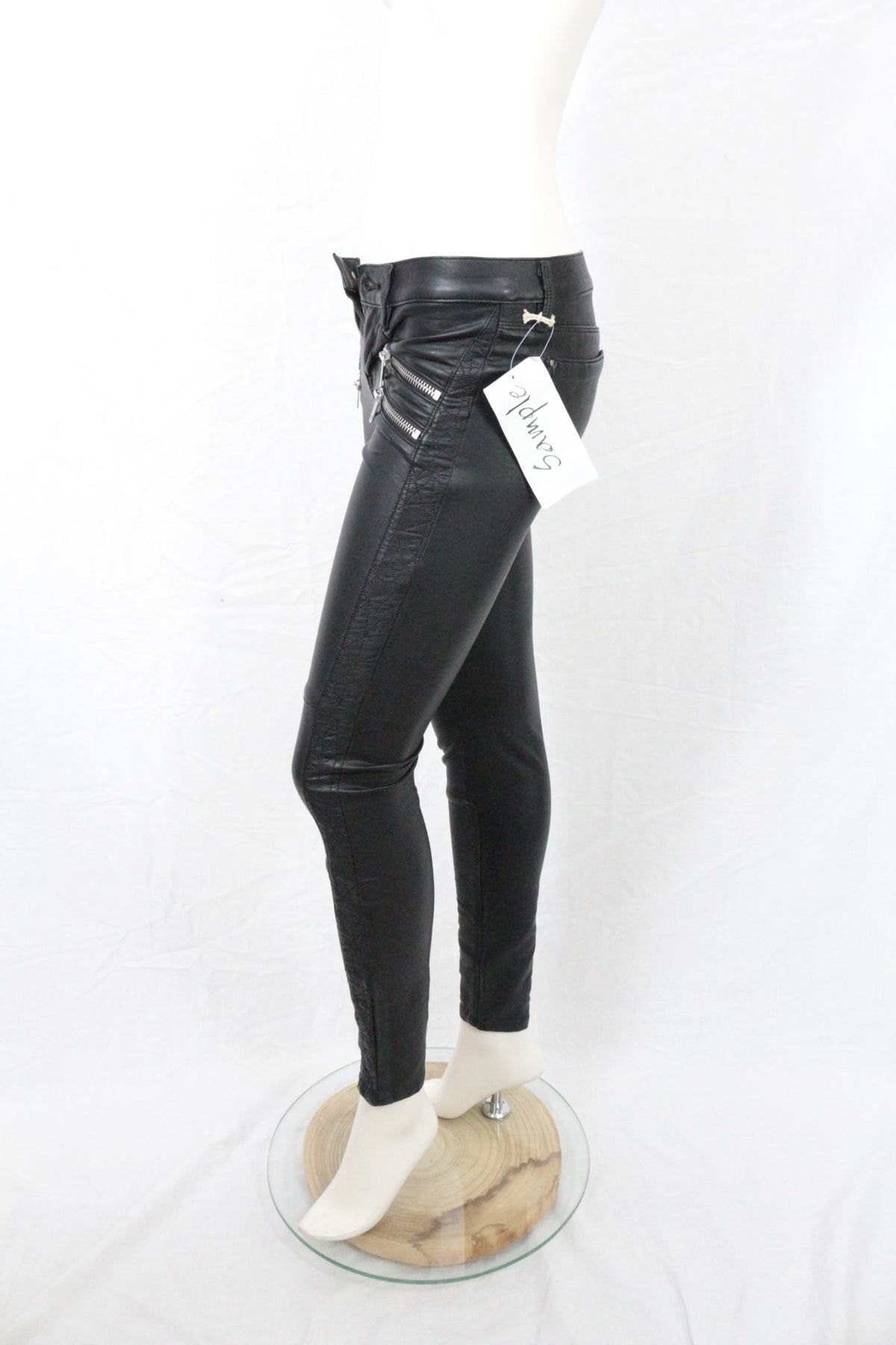 Pantalon biker slim noir en cuir Frippindealz avec zips argentés et détails matelassés, modèle prototype exclusif.