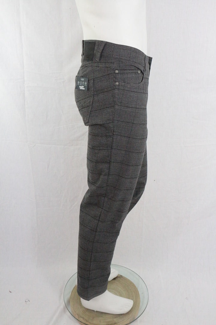 Pantalon de costume Frippindealz BRAX gris à motif prince de Galles en coton mélangé, vue de profil sur mannequin