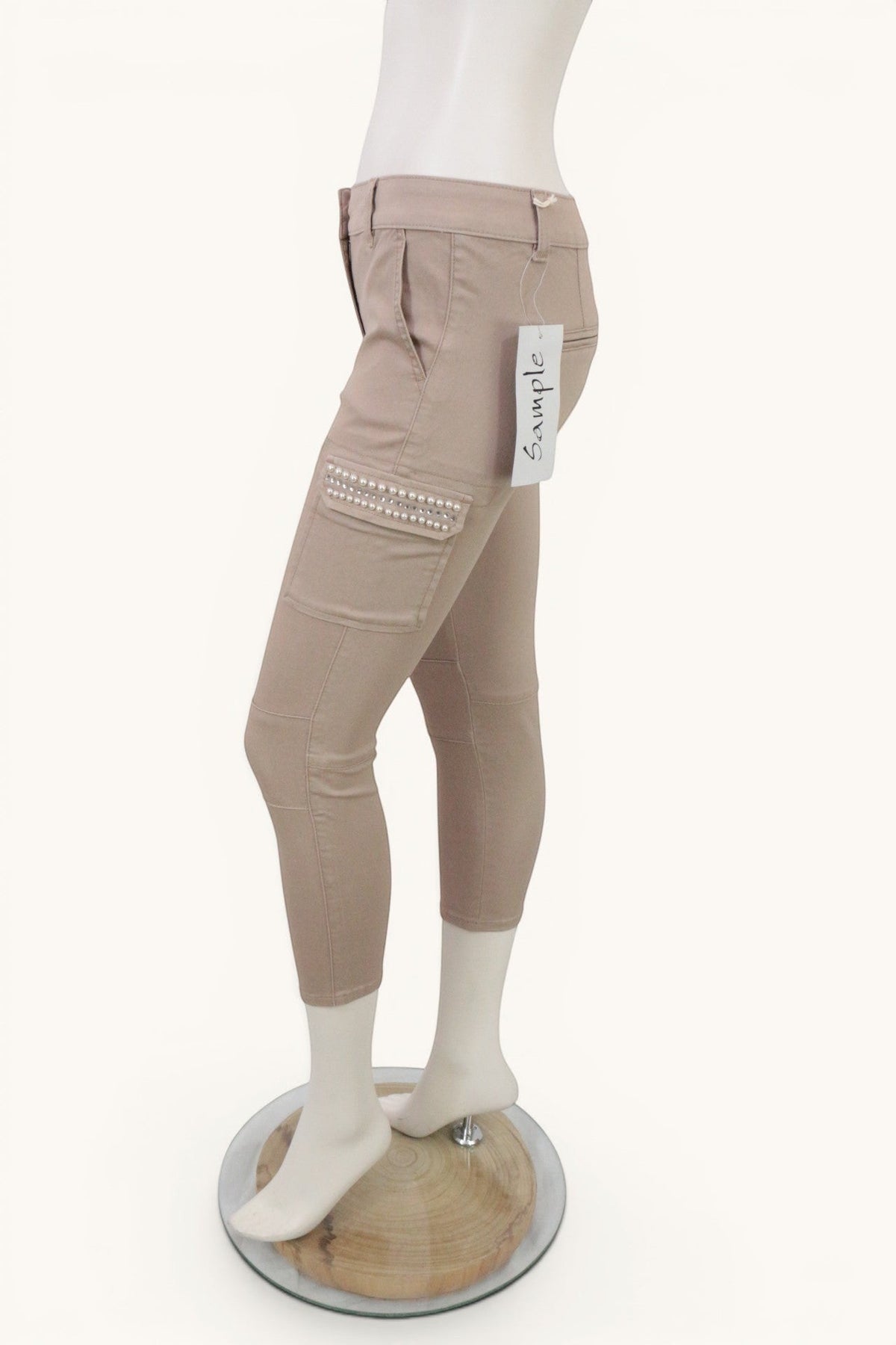 Pantalon cargo skinny beige nude Frippindealz avec poches ornées de perles et strass, coupe 7/8 en coton stretch