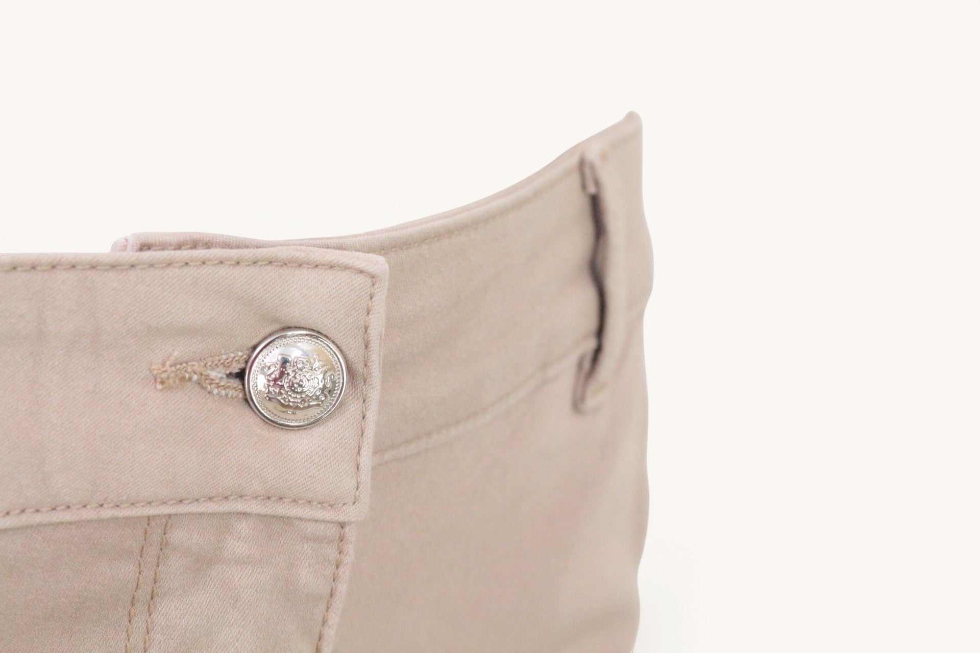 Frippindealz Pantalon cargo skinny beige nude 7/8 avec poches ornées de perles et strass, coton stretch.