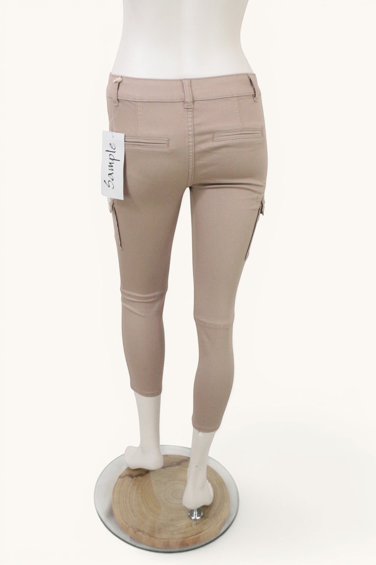 Frippindealz Pantalon cargo skinny 7/8 beige nude en coton stretch orné de perles et strass sur les poches.