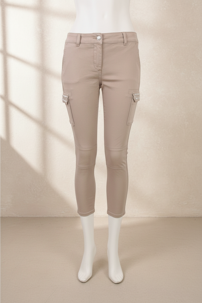 Pantalon cargo skinny beige nude Frippindealz avec poches ornées de perles et strass, coupe 7/8 en coton stretch.