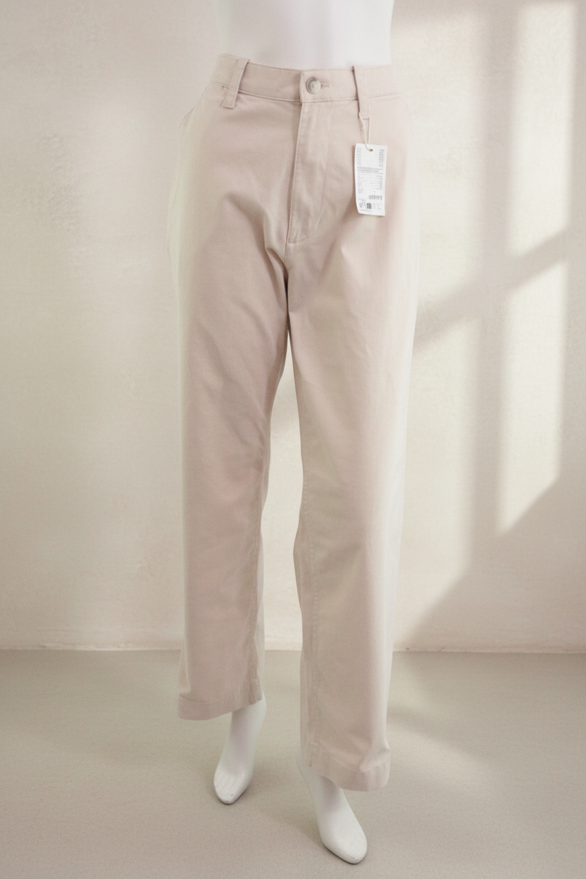 Pantalon beige en coton de la marque Frippindealz, coupe droite classique avec étiquette, présenté sur mannequin.