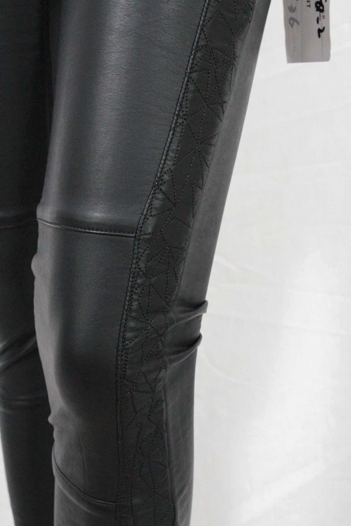 Pantalon motard noir en cuir Love Denim avec détails géométriques matelassés sur le côté, vendu par Frippindealz