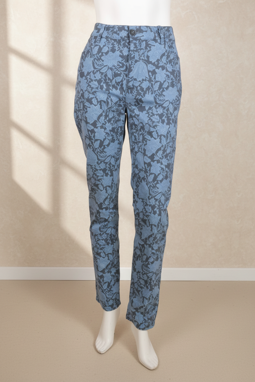 Pantalon droit Frippindealz bleu à motif floral gris, coupe ajustée avec fermeture boutonnée et passants de ceinture