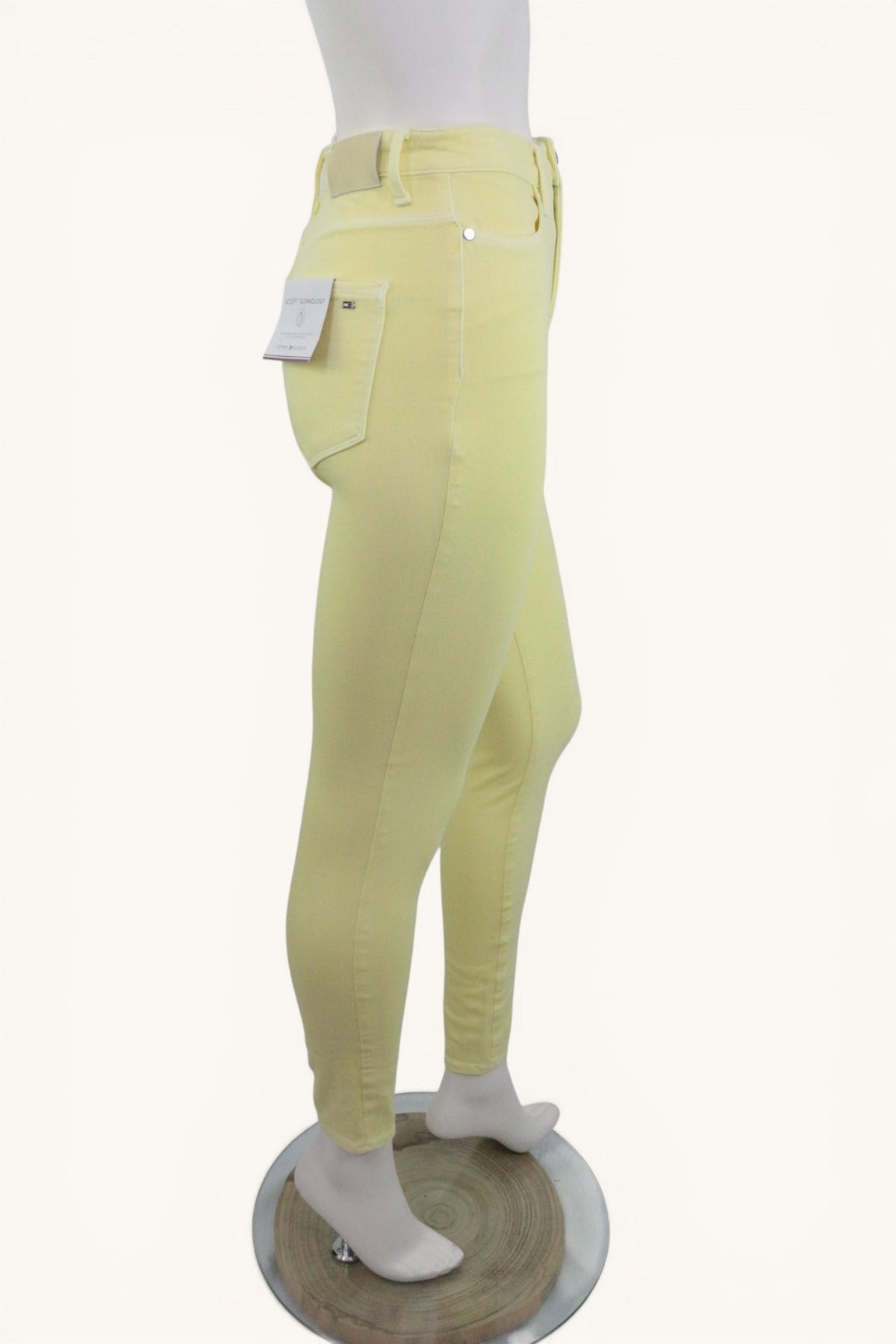 Pantalon jaune Frippindealz Tommy Hilfiger taille haute en coton et lyocell, vue de profil sur mannequin